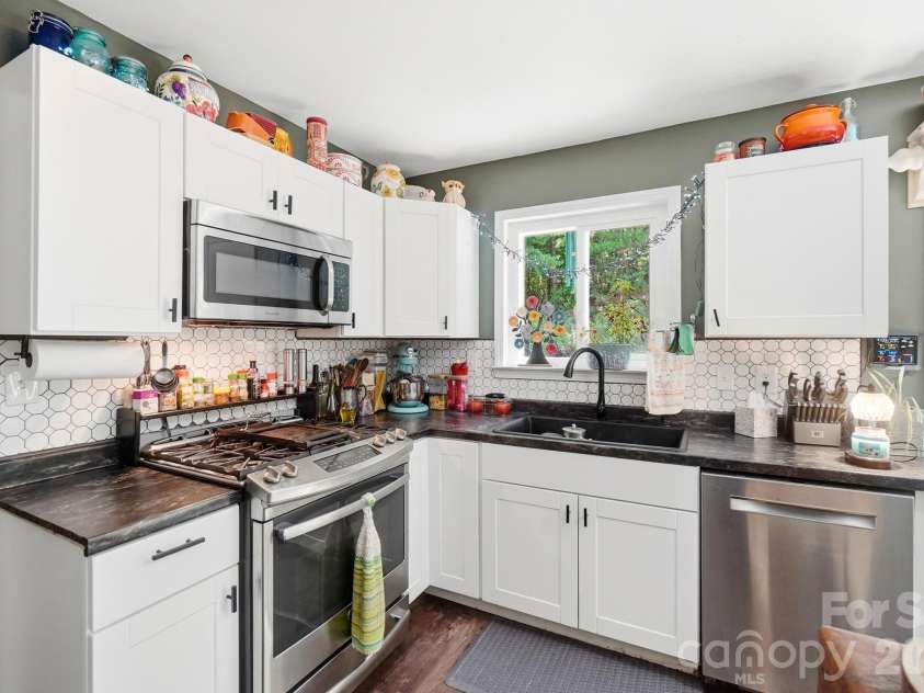 13901 Kings Carriage Lane, Charlotte, NC 28278.  MLS# CAR4407862, YatesRealty ID 42065. Kitchen