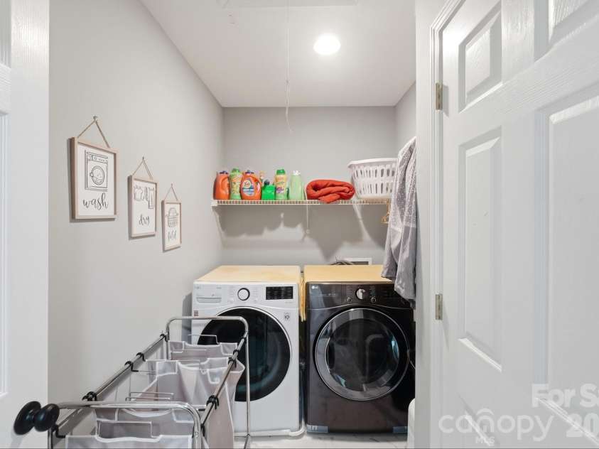13901 Kings Carriage Lane, Charlotte, NC 28278.  MLS# CAR4407862, YatesRealty ID 42065. Laundry