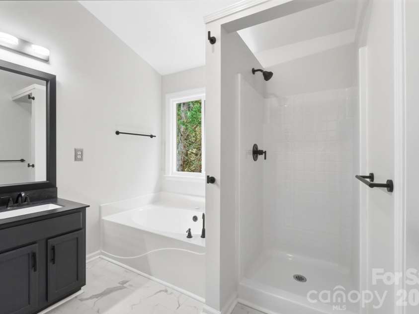 13901 Kings Carriage Lane, Charlotte, NC 28278.  MLS# CAR4407862, YatesRealty ID 42065. Primary Bath