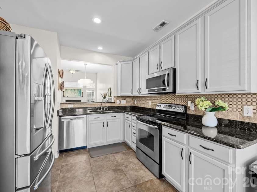 608 Bayou Circle, Clover, SC 29710.  MLS# CAR4404324, YatesRealty ID 42071. Beautiful Kitchen