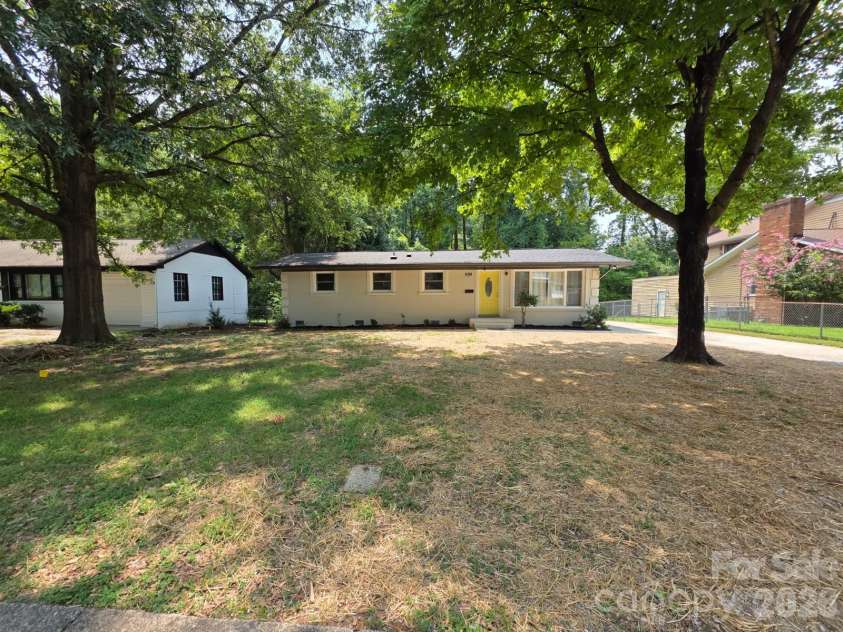 1501 VANCOUVER Drive, Charlotte, NC 28213.  MLS# CAR4408865, YatesRealty ID 42072. 
