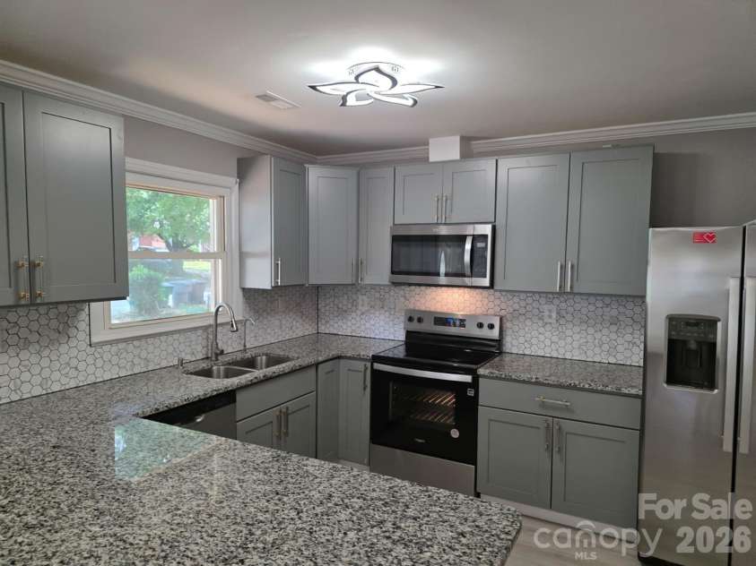 1501 VANCOUVER Drive, Charlotte, NC 28213.  MLS# CAR4408865, YatesRealty ID 42072. 