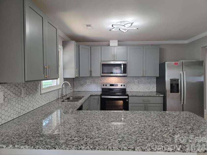 1501 VANCOUVER Drive, Charlotte, NC 28213.  MLS# CAR4408865, YatesRealty ID 42072. 