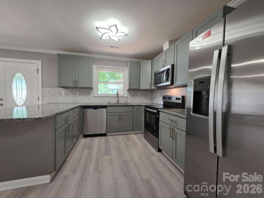 1501 VANCOUVER Drive, Charlotte, NC 28213.  MLS# CAR4408865, YatesRealty ID 42072. 