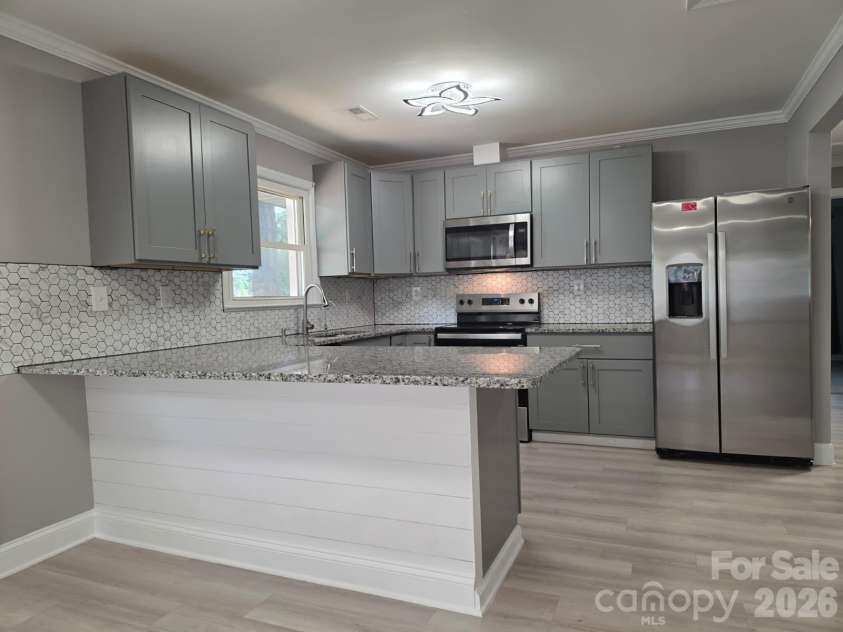 1501 VANCOUVER Drive, Charlotte, NC 28213.  MLS# CAR4408865, YatesRealty ID 42072. 