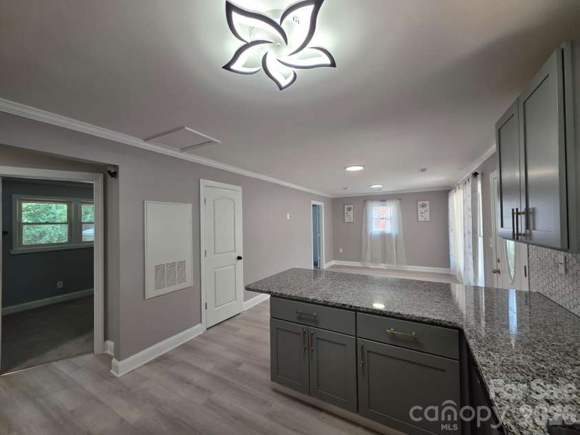 1501 VANCOUVER Drive, Charlotte, NC 28213.  MLS# CAR4408865, YatesRealty ID 42072. 