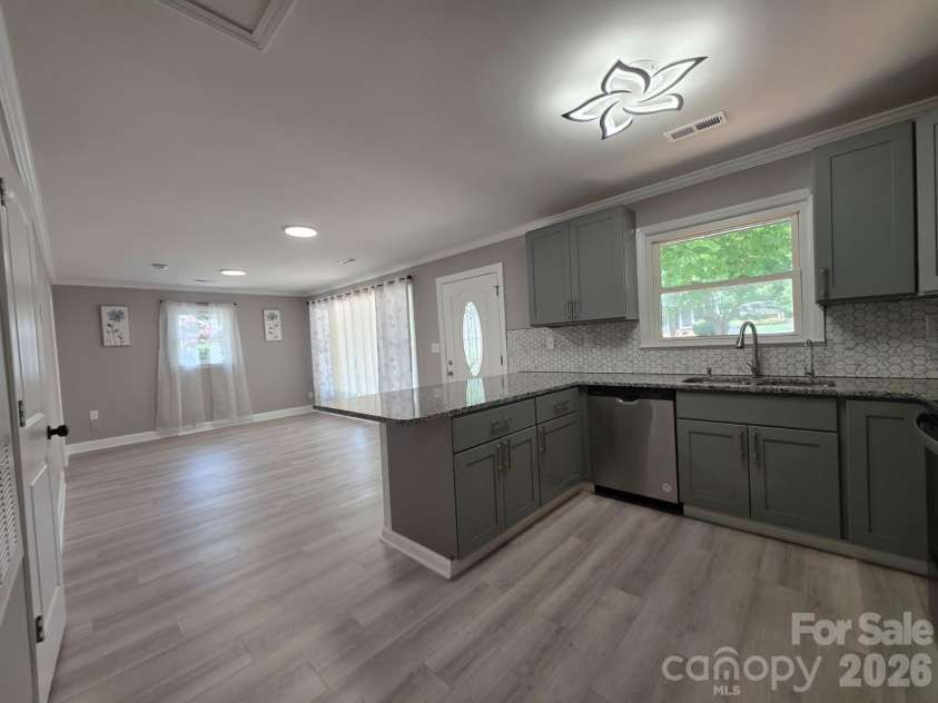 1501 VANCOUVER Drive, Charlotte, NC 28213.  MLS# CAR4408865, YatesRealty ID 42072. 