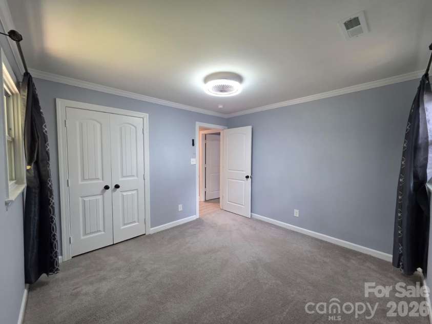 1501 VANCOUVER Drive, Charlotte, NC 28213.  MLS# CAR4408865, YatesRealty ID 42072. 