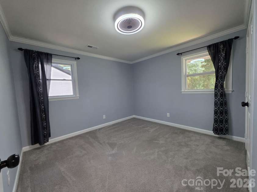 1501 VANCOUVER Drive, Charlotte, NC 28213.  MLS# CAR4408865, YatesRealty ID 42072. 