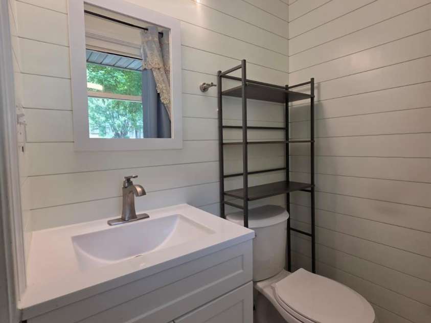 1501 VANCOUVER Drive, Charlotte, NC 28213.  MLS# CAR4408865, YatesRealty ID 42072. 