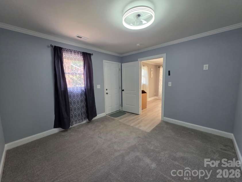 1501 VANCOUVER Drive, Charlotte, NC 28213.  MLS# CAR4408865, YatesRealty ID 42072. 