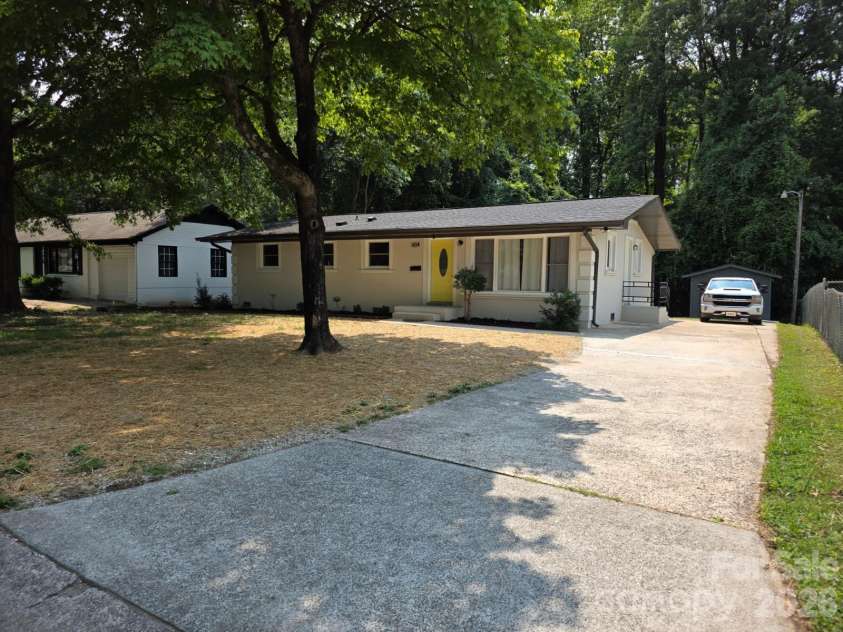 1501 VANCOUVER Drive, Charlotte, NC 28213.  MLS# CAR4408865, YatesRealty ID 42072. 