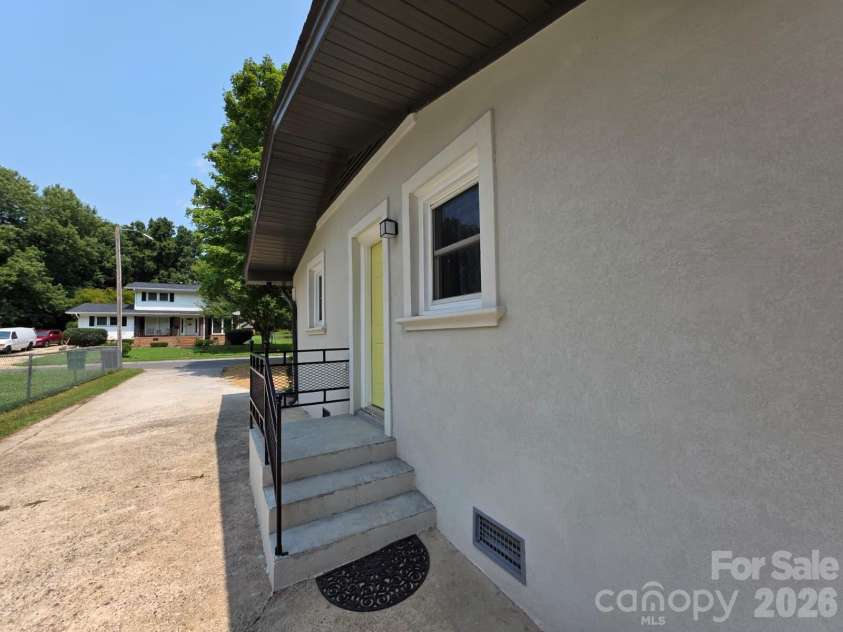 1501 VANCOUVER Drive, Charlotte, NC 28213.  MLS# CAR4408865, YatesRealty ID 42072. 