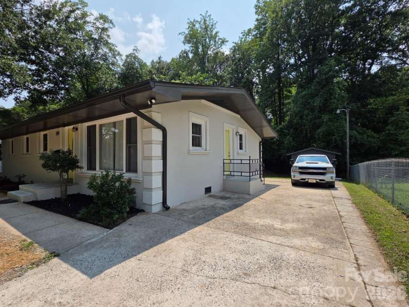 1501 VANCOUVER Drive, Charlotte, NC 28213.  MLS# CAR4408865, YatesRealty ID 42072. 
