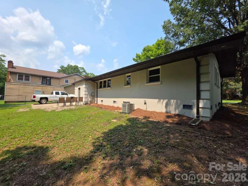 1501 VANCOUVER Drive, Charlotte, NC 28213.  MLS# CAR4408865, YatesRealty ID 42072. 