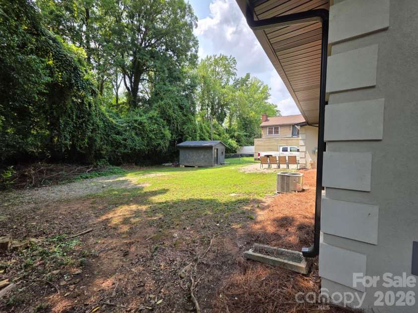 1501 VANCOUVER Drive, Charlotte, NC 28213.  MLS# CAR4408865, YatesRealty ID 42072. 