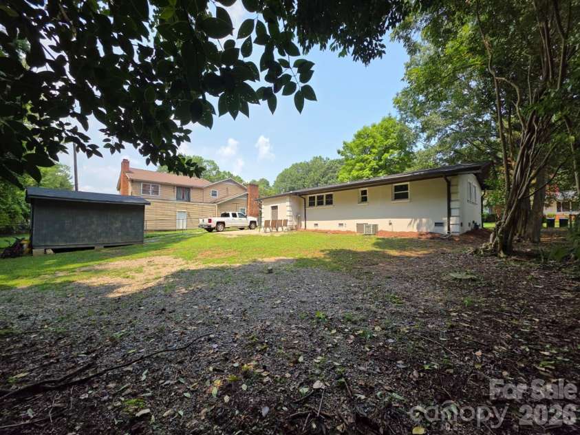 1501 VANCOUVER Drive, Charlotte, NC 28213.  MLS# CAR4408865, YatesRealty ID 42072. 