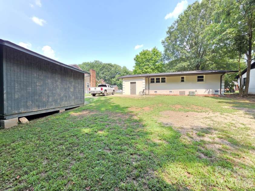 1501 VANCOUVER Drive, Charlotte, NC 28213.  MLS# CAR4408865, YatesRealty ID 42072. 