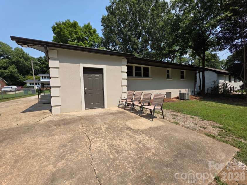 1501 VANCOUVER Drive, Charlotte, NC 28213.  MLS# CAR4408865, YatesRealty ID 42072. 