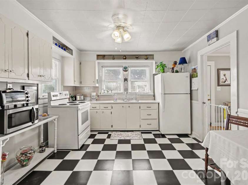 1506 Morgan Street, Shelby, NC 28152.  MLS# CAR4410940, YatesRealty ID 42075. The kitchen is crisp, clean, bright, and open.