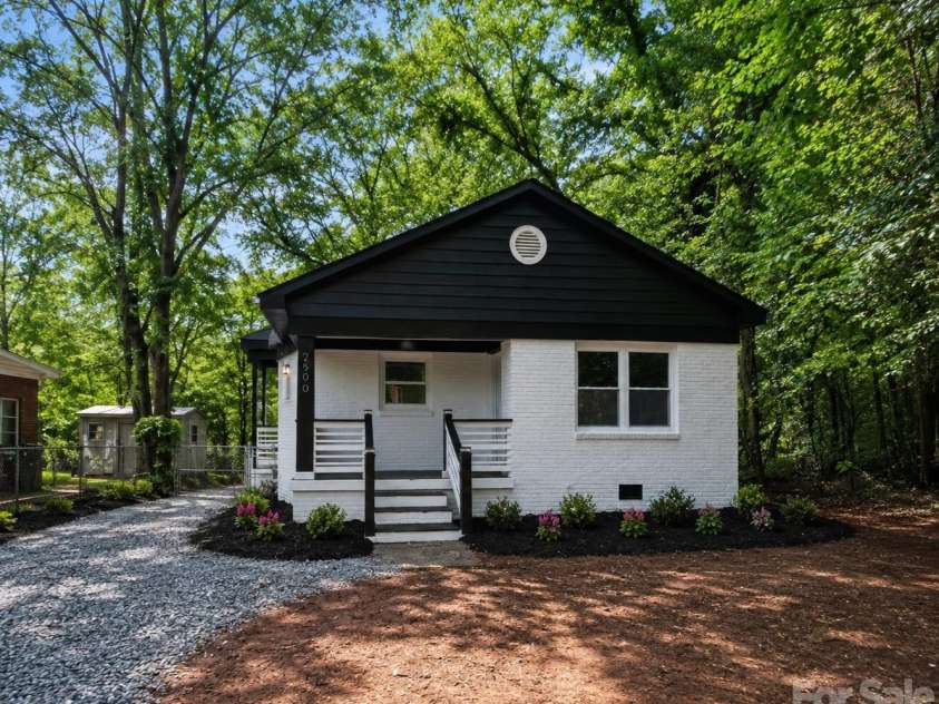 2500 Markham Court, Charlotte, NC 28205.  MLS# CAR4407746, YatesRealty ID 42084. 