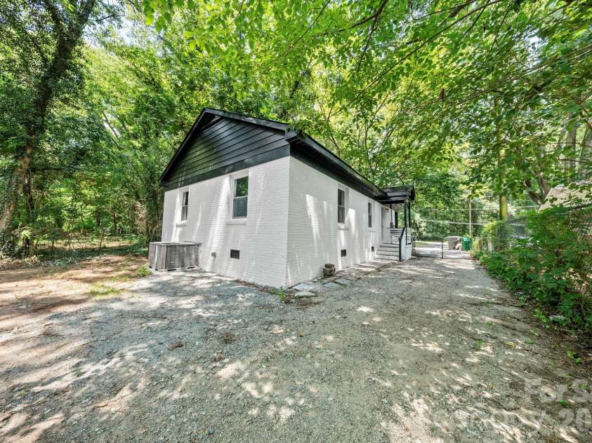 2500 Markham Court, Charlotte, NC 28205.  MLS# CAR4407746, YatesRealty ID 42084. 