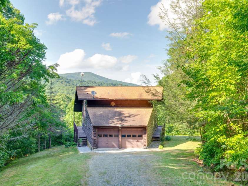 300 Buck Drive, Hot Springs, NC 28743.  MLS# CAR4404873, YatesRealty ID 42086. 