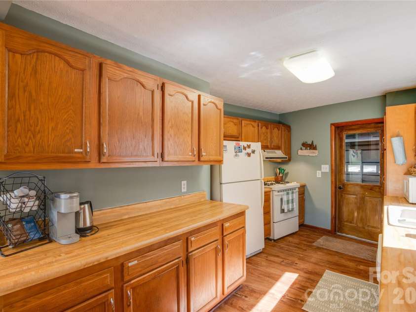 300 Buck Drive, Hot Springs, NC 28743.  MLS# CAR4404873, YatesRealty ID 42086. 