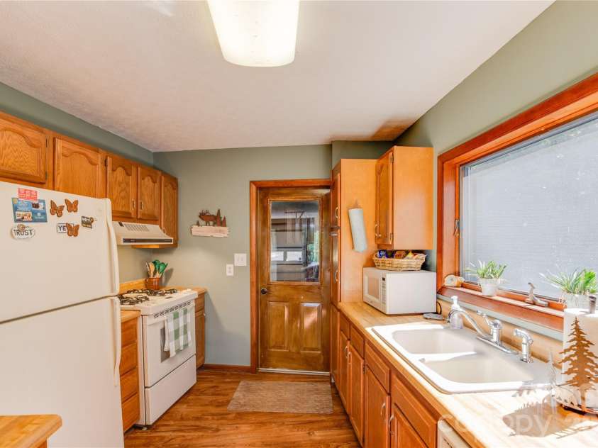 300 Buck Drive, Hot Springs, NC 28743.  MLS# CAR4404873, YatesRealty ID 42086. 