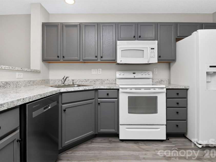 10866 Holly Ridge Boulevard, Charlotte, NC 28216.  MLS# CAR4401708, YatesRealty ID 42090. 