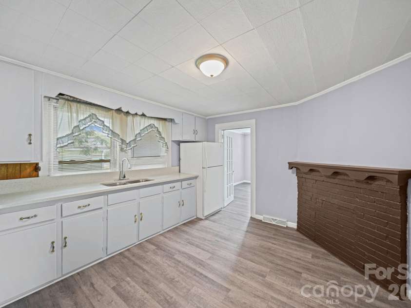 834 Murphy Street, Kannapolis, NC 28081.  MLS# CAR4411627, YatesRealty ID 42091. Kitchen