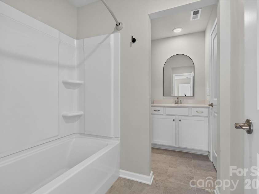 14016 Southbridge Forest Drive, Charlotte, NC 28273.  MLS# CAR4404050, YatesRealty ID 42102. Bath for 3rd Bedroom