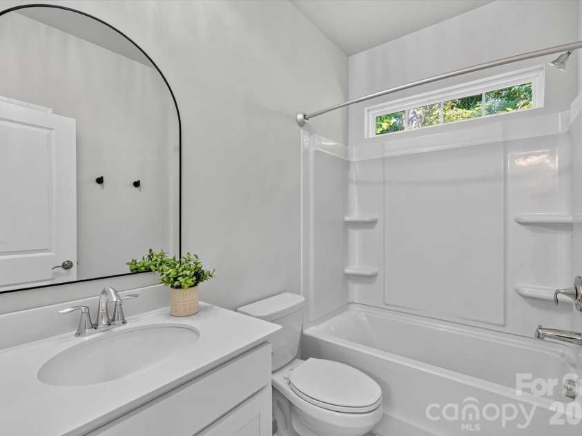 14016 Southbridge Forest Drive, Charlotte, NC 28273.  MLS# CAR4404050, YatesRealty ID 42102. Bathroom #1