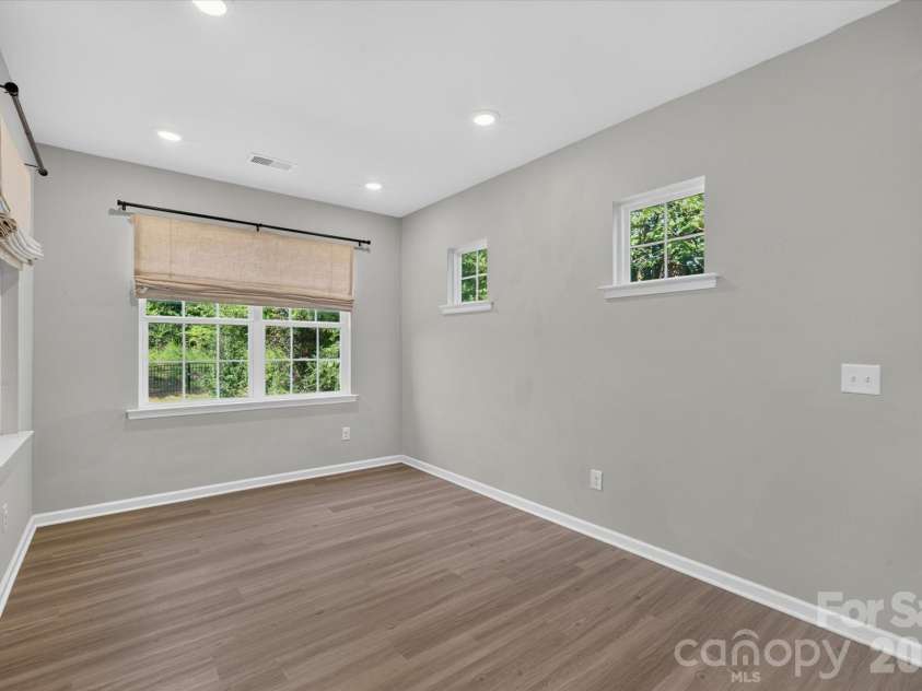 14016 Southbridge Forest Drive, Charlotte, NC 28273.  MLS# CAR4404050, YatesRealty ID 42102. Breakfast Area