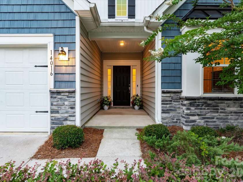 14016 Southbridge Forest Drive, Charlotte, NC 28273.  MLS# CAR4404050, YatesRealty ID 42102. Covered Entry