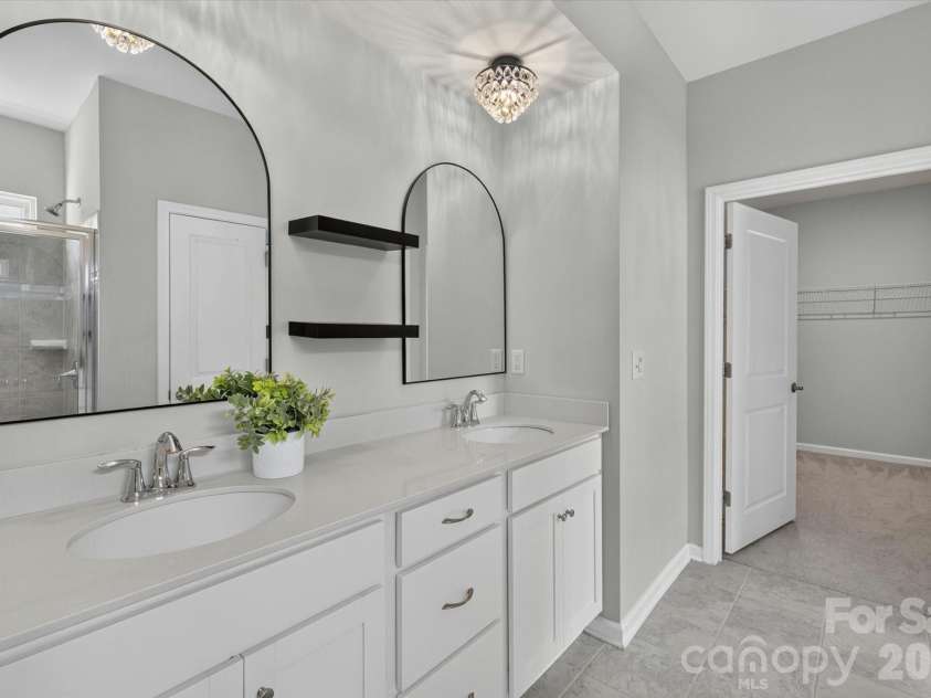 14016 Southbridge Forest Drive, Charlotte, NC 28273.  MLS# CAR4404050, YatesRealty ID 42102. Double Vanity