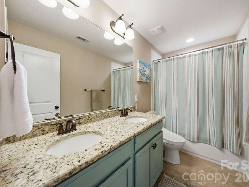 109 Heron Cove Loop, Mooresville, NC 28117.  MLS# CAR4406863, YatesRealty ID 42104. Upper Hall Bath