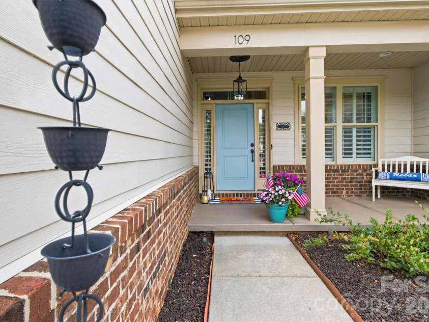 109 Heron Cove Loop, Mooresville, NC 28117.  MLS# CAR4406863, YatesRealty ID 42104. Welcoming Entryway