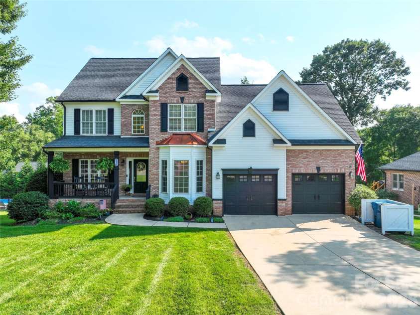 910 44th Avenue Court, Hickory, NC 28601.  MLS# CAR4408465, YatesRealty ID 42105. 