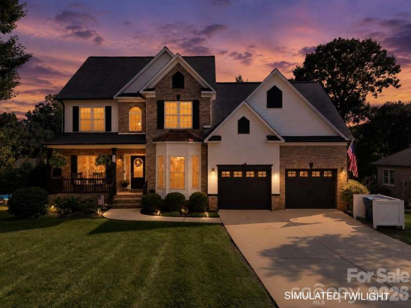 910 44th Avenue Court, Hickory, NC 28601.  MLS# CAR4408465, YatesRealty ID 42105. 