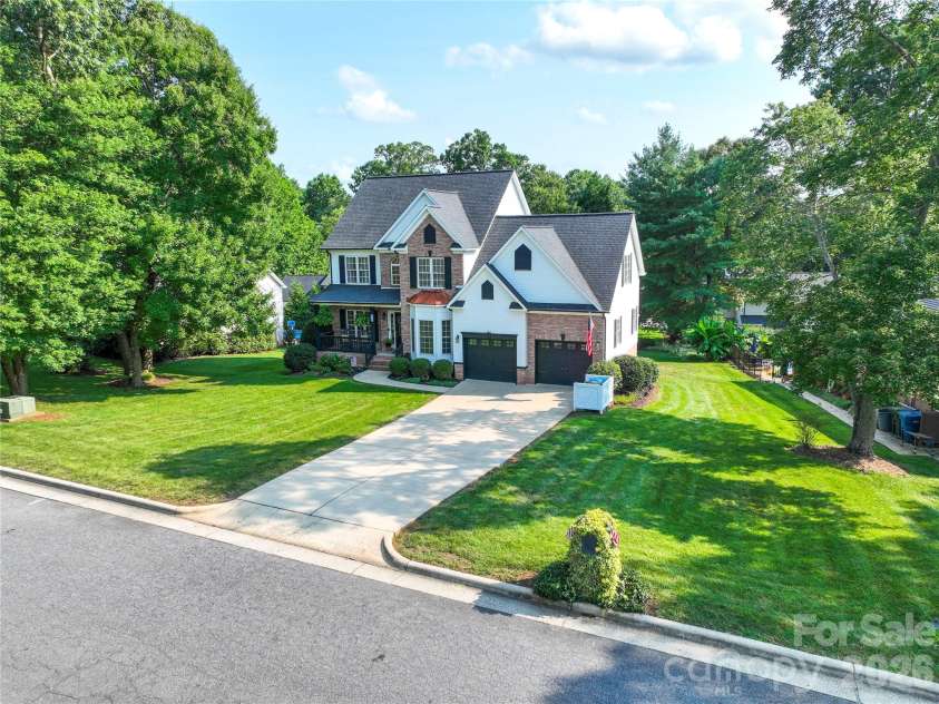910 44th Avenue Court, Hickory, NC 28601.  MLS# CAR4408465, YatesRealty ID 42105. 