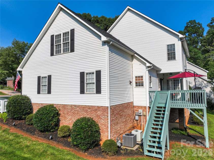 910 44th Avenue Court, Hickory, NC 28601.  MLS# CAR4408465, YatesRealty ID 42105. 