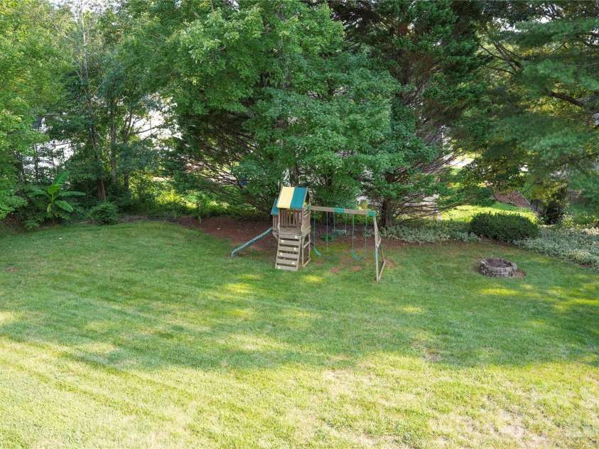 910 44th Avenue Court, Hickory, NC 28601.  MLS# CAR4408465, YatesRealty ID 42105. 