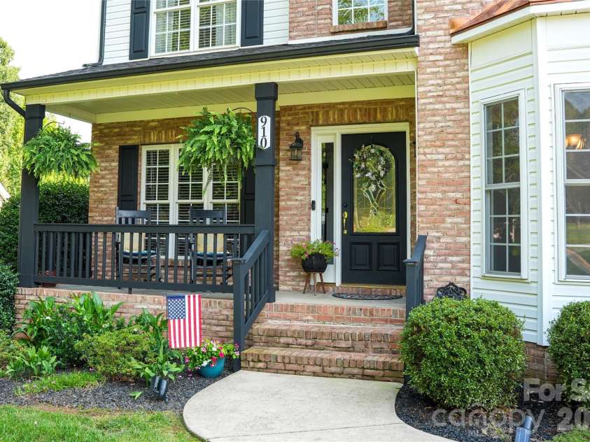 910 44th Avenue Court, Hickory, NC 28601.  MLS# CAR4408465, YatesRealty ID 42105. 