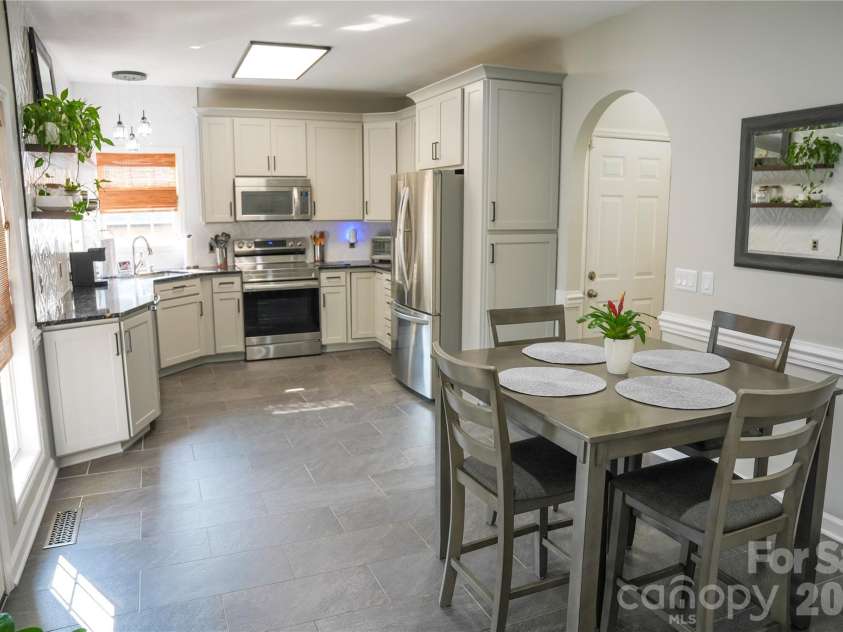 910 44th Avenue Court, Hickory, NC 28601.  MLS# CAR4408465, YatesRealty ID 42105. 