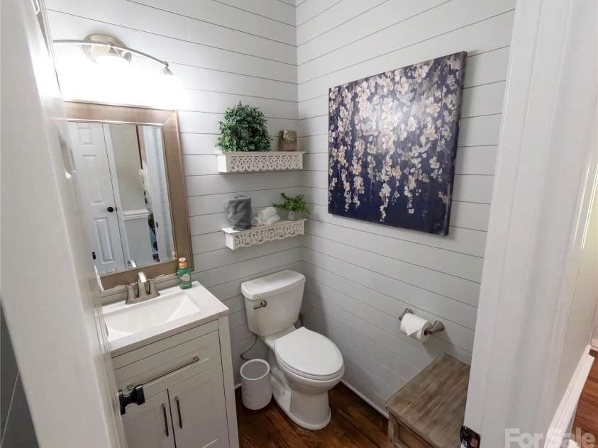 910 44th Avenue Court, Hickory, NC 28601.  MLS# CAR4408465, YatesRealty ID 42105. 
