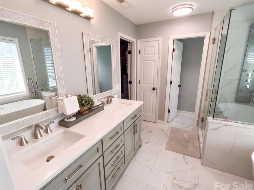 910 44th Avenue Court, Hickory, NC 28601.  MLS# CAR4408465, YatesRealty ID 42105. 