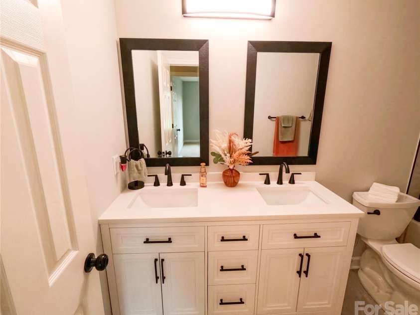 910 44th Avenue Court, Hickory, NC 28601.  MLS# CAR4408465, YatesRealty ID 42105. 