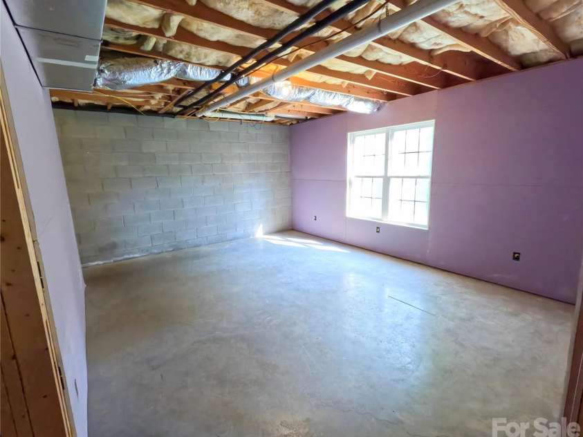 910 44th Avenue Court, Hickory, NC 28601.  MLS# CAR4408465, YatesRealty ID 42105. 