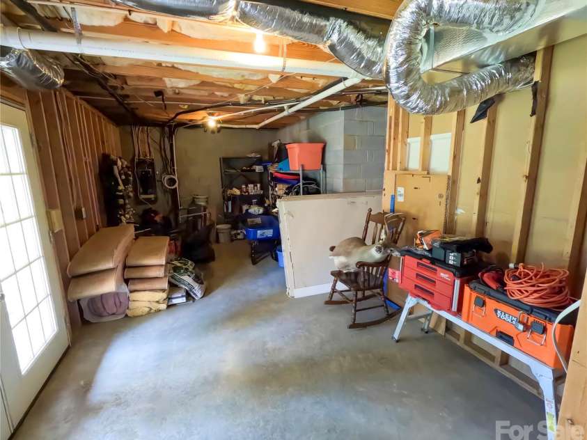 910 44th Avenue Court, Hickory, NC 28601.  MLS# CAR4408465, YatesRealty ID 42105. 